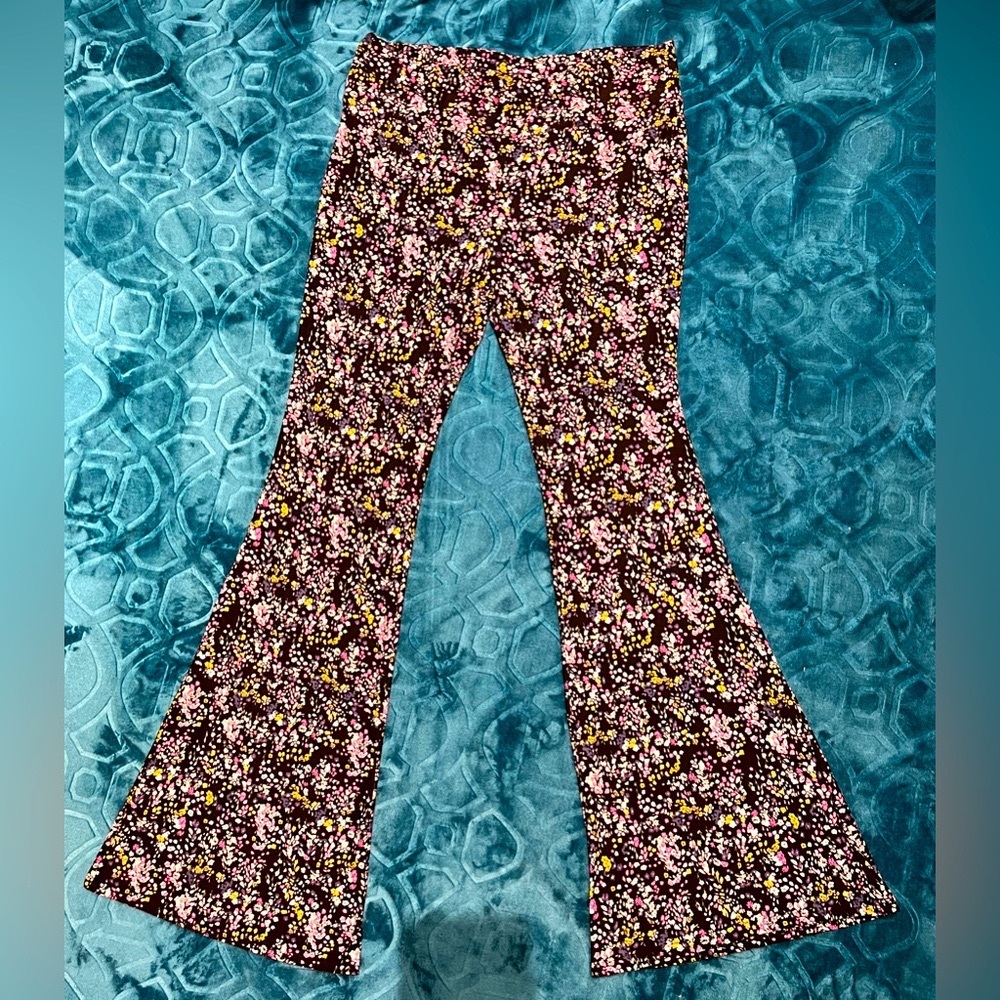 NWOT Junior’s No Boundaries Black Floral Bell Bottom Stretch Leggings Size XL